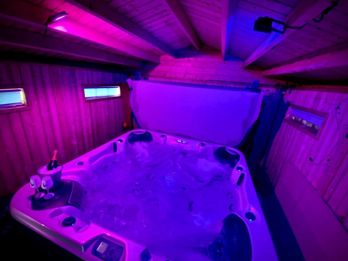 Beautiful Hot Tub Suite In Lytham St Annes Bagian luar foto